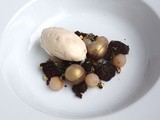 West-Vlaams dessert: brownie ‘Pannepot’, boterwafelijs ‘Jules Destrooper’, gebrande peer, pistache & gezouten karamel