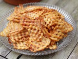 Zelfgemaakte aardappelchips met paprika en zout