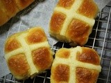Hot Cross Buns With Chocolate Filling (No Knead Dough)