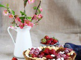 Crostata al cioccolato con fragole e lamponi