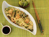 Noodles di grano con zucchine, gamberi e lime