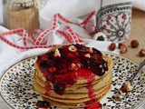 Pancake di grano saraceno con frutti rossi e nocciole