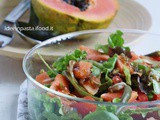Papaya in insalata con cipollotti, pomodori e nocciole