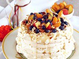 Pavlova alla cannella con pralinato e sciroppo d’acero