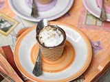 Caffè in chocup con panna e granella di nocciole
