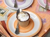 Caffè in chocup con panna e granella di nocciole