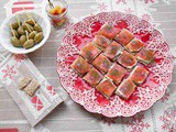 Crackers ai semi di lino con formaggio cremoso e trota salmonata affumicata