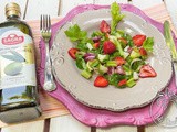 Insalata mista estiva con fragole e olio extravergine d’oliva a bassa acidità