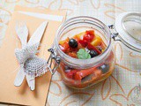 Peperoni con olive, capperi e pomodorini in vasocottura