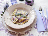 Ravioli (a righe) ricotta e agretti con burro e salvia