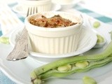 Ricetta Baccelli di fave gratinati con salsiccia e pomodorini in cocotte