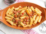 Ricetta Tortiglioni con salsiccia piselli e pomodoro