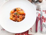 Rigatoni con pancetta, olive, pomodorini e pecorino semistagionato di Pienza