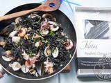 Spaghetti al nero di seppia allo scoglio al profumo di limone