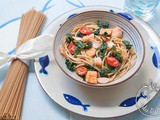 Spaghetti integrali con trota salmonata, spinaci e pomodorini