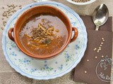 Spaghetti spezzati nel brodo di lenticchie