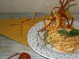 Decorazione di spaghetti fritti