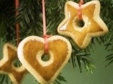 I biscotti speziati da appendere all’albero di Natale