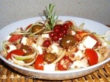 Insalata di farro, feta e olive schiacciate e condite