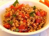 Insalata di farro, tonno, pomodorini e basilico