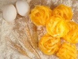 Nidi di tagliatelle dolci e fritti, per Mezzaquaresima