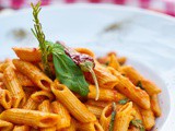 Penne al vino bianco e rosso con pecorino e peperoncino
