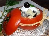 Pomodori crudi ripieni di salsa ai cetrioli, tonno e yogurt grego