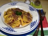 Ravioli ai funghi con sugo di cipolle rosse