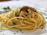 Spaghetti aglio, olio, peperoncino e acciughe (alici)