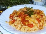 Tagliatelle di farina di castagne al sugo di cane e salsiccia al rosmarino