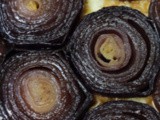 Torta rovesciata di cipolle rosse caramellate e mozzarella