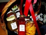 Un cesto di golosità fatte in casa è un dono molto apprezzato