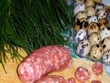 Uova di quaglia nel nido con salsiccia