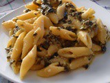 Pasta: mezze penne rigate con feta, spinaci e pinoli