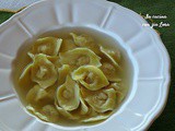 Cappelletti fatti a mano in brodo di cappone