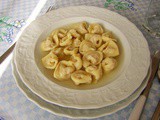 Cappelletti in brodo