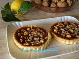 Crostata con marmellata e frutta secca