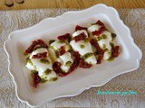 Mozzarella con pesto e pomodori secchi