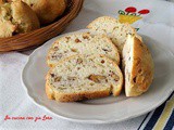 Pane con formaggio e noci