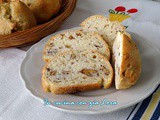 Pane con formaggio e noci