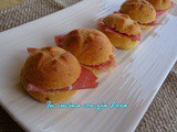 Panini al formaggio farciti al salame