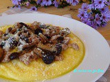 Polenta con funghi pioppini e salsiccia