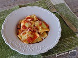 Ravioli fatti in casa con la macchina per pasta