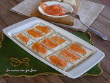 Tartine al salmone con erba cipollina