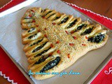 Torta salata albero di natale con spinaci