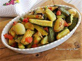Zucchine con cipolle e pomodori al forno