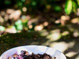 Bol du petit-déjeuner aux myrtilles sauvages, crumble au cacao