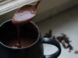 Chocolat Chaud aux Épices et Beurre de Cacahuètes