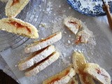 Biscotti farciti di composta di pesche alla vaniglia