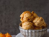 Crosta di speculoos riempita di panna cotta con albicocche ed un gelato crumble